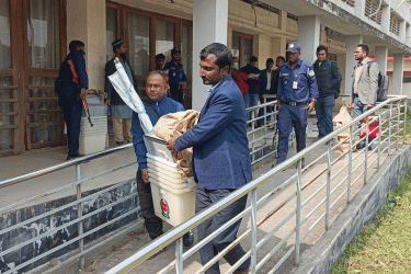 জামালপুরে নির্বাচনী সরঞ্জাম বিতরণ