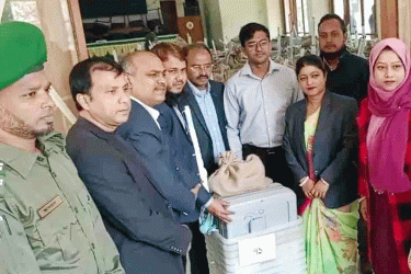 দিনাজপুরে কেন্দ্রে কেন্দ্রে যাচ্ছে নির্বাচনের সরঞ্জাম