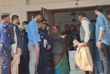 বাগেরহাটে কেন্দ্রে কেন্দ্রে পাঠানো হয়েছে ভোটের সরঞ্জাম