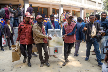 গাইবান্ধার ৬৭৫ ভোটকেন্দ্রে যাচ্ছে নির্বাচনী সরঞ্জাম