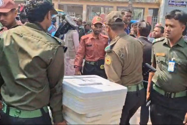 চাঁদপুরে কেন্দ্রে কেন্দ্রে যাচ্ছে ভোটের সরঞ্জাম