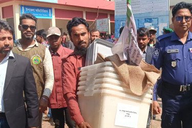 কঠোর নিরাপত্তায় ঝিনাইদহে কেন্দ্রে কেন্দ্রে পাঠানো হলো নির্বাচনী সামগ্রী