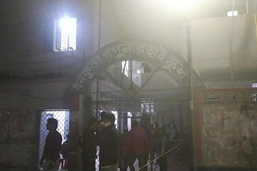 সিদ্ধিরগঞ্জে কেন্দ্রের ভেতরে জামায়াত নেতার অবস্থান নিয়ে উত্তেজনা