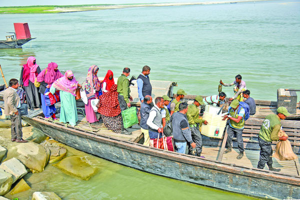 নির্বাচনের সরঞ্জাম পৌঁছে গেছে প্রত্যন্ত অঞ্চলে