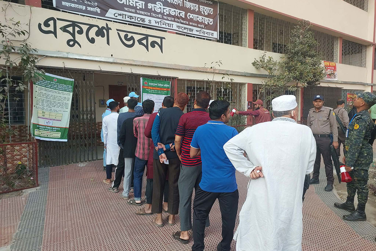 দনিয়া কলেজ কেন্দ্রে সকাল থেকেই ভোটারদের লাইন