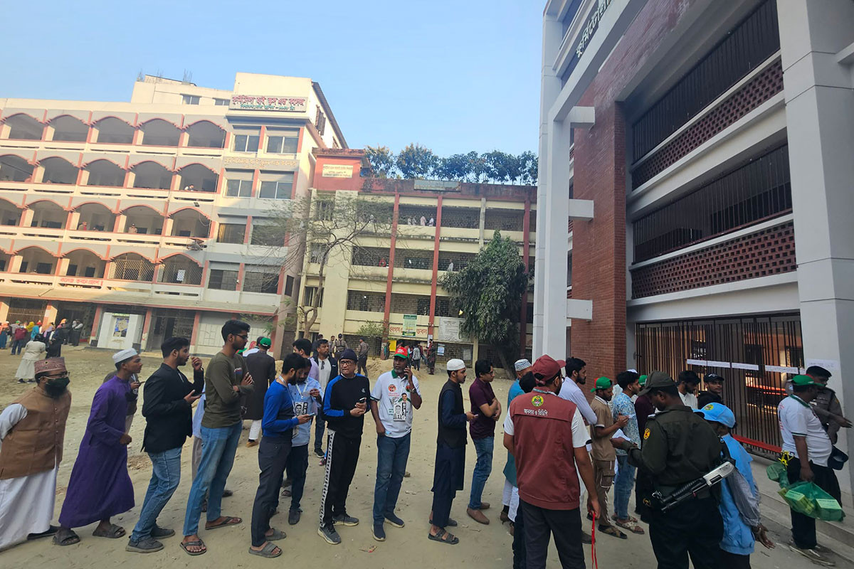 কুর্মিটোলা হাইস্কুলে নারী ভোটারদের উপস্থিতি লক্ষণীয়