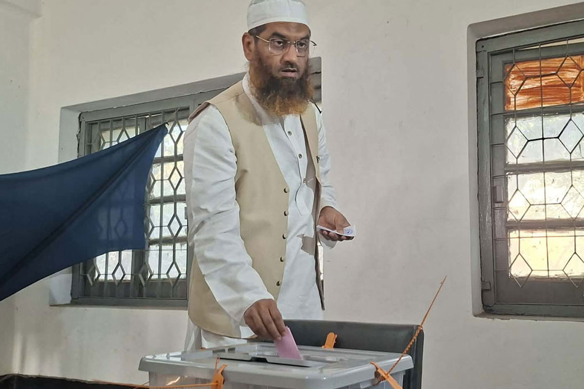 মোহাম্মদপুরে ভোট দিলেন মামুনুল হক