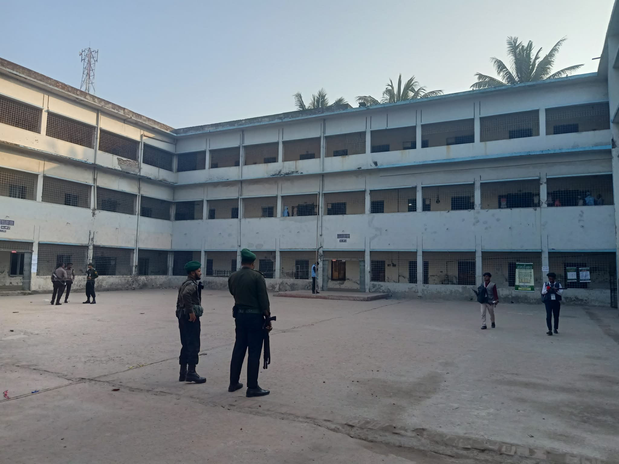 ভোট দিচ্ছেন জেনেভা ক্যাম্পের ভোটাররা