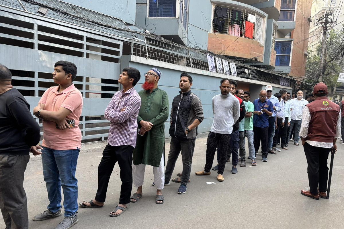 গ্রিন রোডে ওয়াইডব্লিউসিএ বালিকা উচ্চবিদ্যালয় কেন্দ্রে ভোটারদের দীর্ঘ লাইন