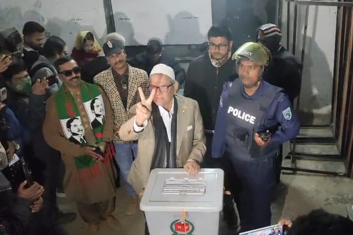নিজ জেলায় ভোট দিলেন মির্জা ফখরুল
