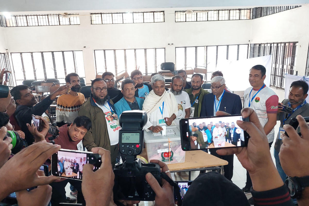 ভোট দিয়েছেন যশোর-৩ আসনের বিএনপি প্রার্থী অমিত