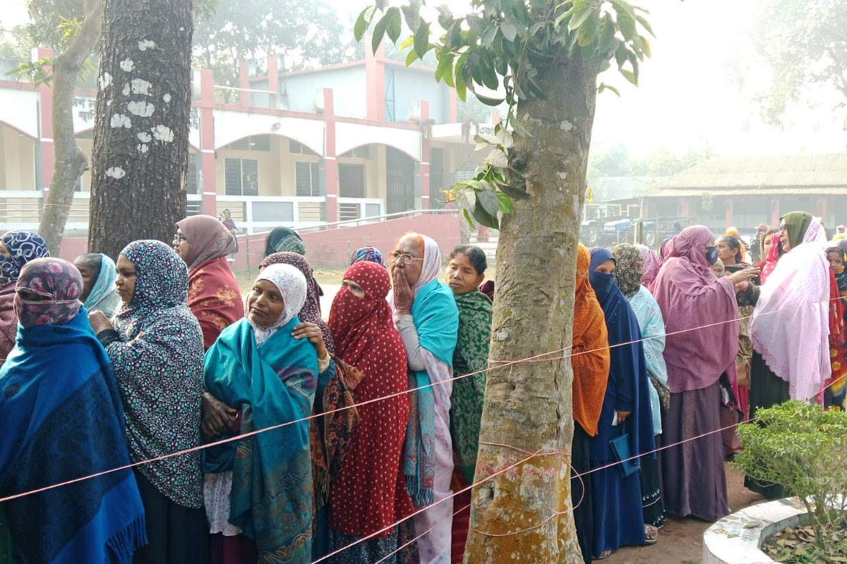 শান্তিপূর্ণ পরিবেশে চলছে ভোটগ্রহণ, জয়ের ব্যাপারে আত্মবিশ্বাস প্রার্থীদের
