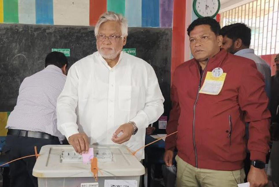 কেরানীগঞ্জে ভোট দিলেন আমানউল্লাহ আমান, সুষ্ঠু পরিবেশের প্রত্যাশা