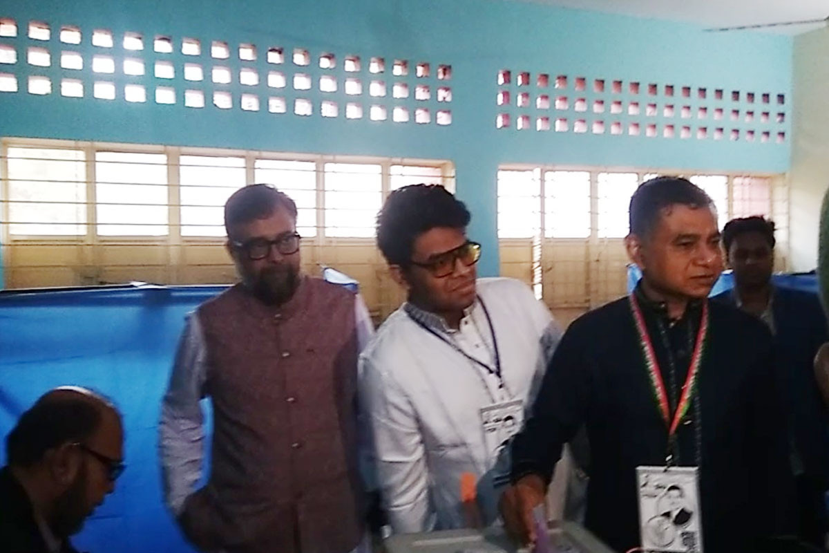 ব্রাহ্মণবাড়িয়ায় ভোটারদের উৎসবমুখর উপস্থিতি, প্রথম প্রার্থীর ভোট প্রদান