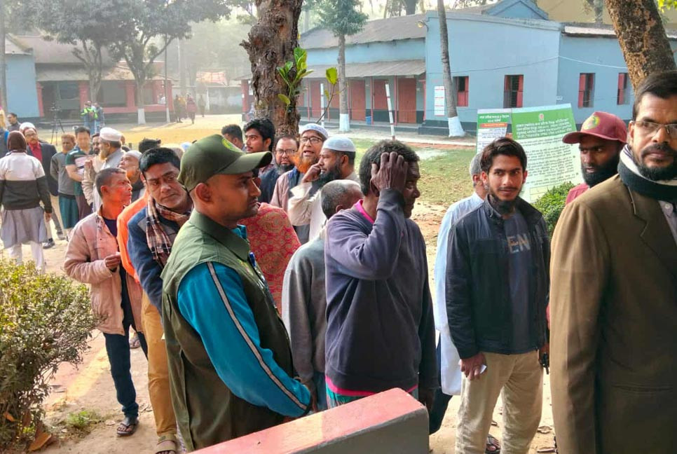 বগুড়ায় শান্তিপূর্ণ ভোটগ্রহণ, উচ্ছ্বসিত নতুন ভোটাররা