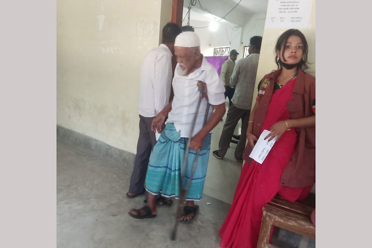 লাঠি ভর করে খুঁরিয়ে ভোট দিলেন ৮০ বছরের মোরশেদ আলী