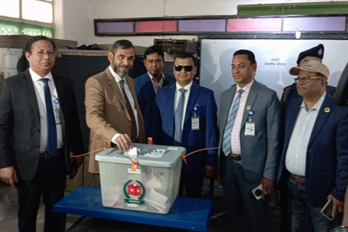 অত্যন্ত সুন্দরভাবে নির্বাচন অনুষ্ঠিত হচ্ছে : ইসি সানাউল্লাহ