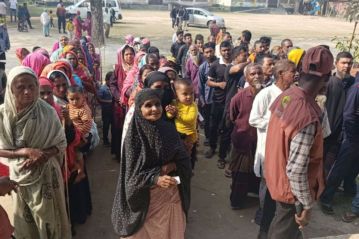 গাইবান্ধার ৫টি সংসদীয় আসনের ৬৭৫টি ভোটকেন্দ্রে চলছে ভোটগ্রহণ
