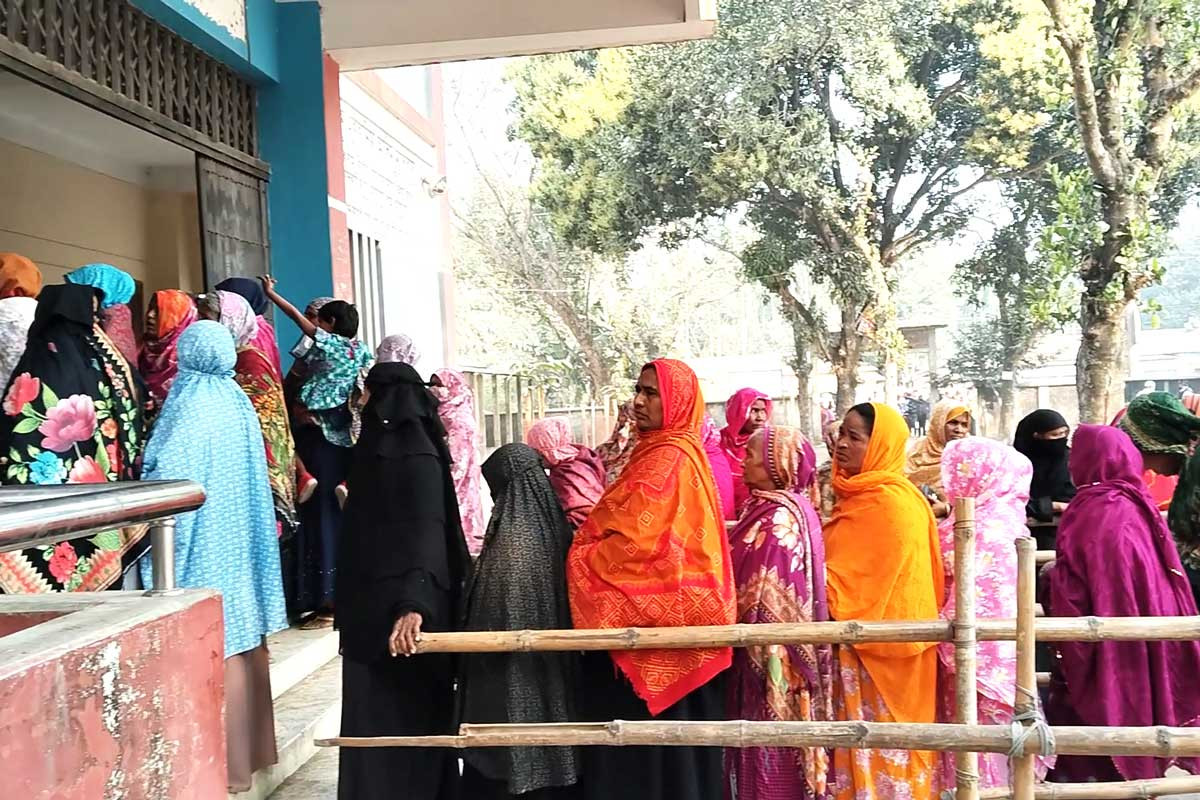 লালমনিরহাটে উৎসবমুখর পরিবেশে চলছে ভোটগ্রহণ, নারী ভোটার উপস্থিতি বেশি