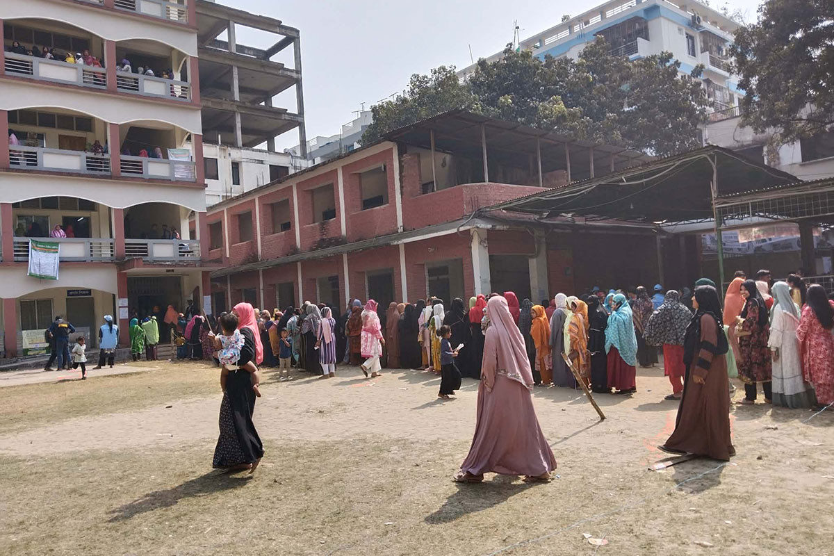বনানী মডেল স্কুলে ভোটারদের ব্যাপক উপস্থিতি, দীর্ঘ লাইনে নারীরা