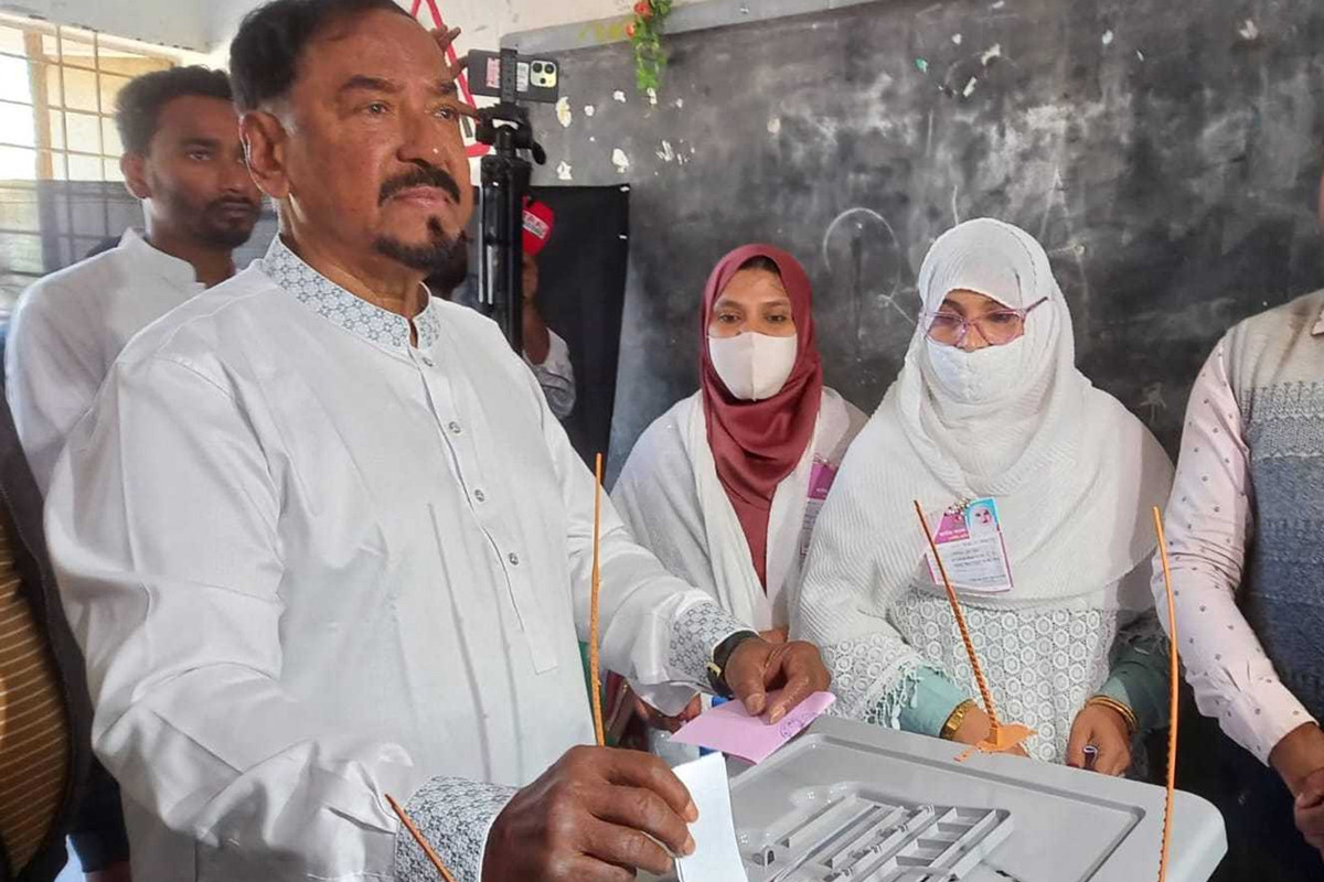 ভোট দিলেন মেজর হাফিজ উদ্দিন