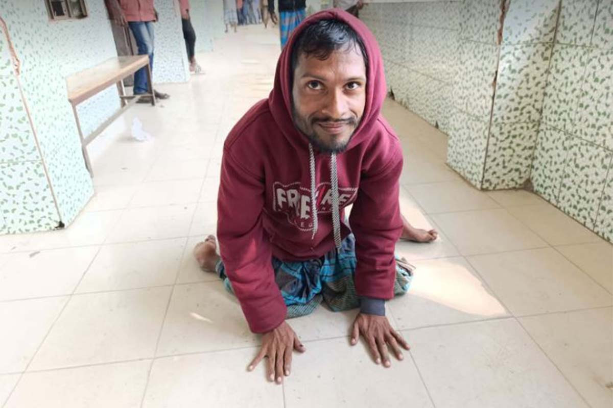 হামাগুড়ি দিয়ে ভোট দিতে এলেন কাদের, প্রত্যাশা শান্তির দেশ