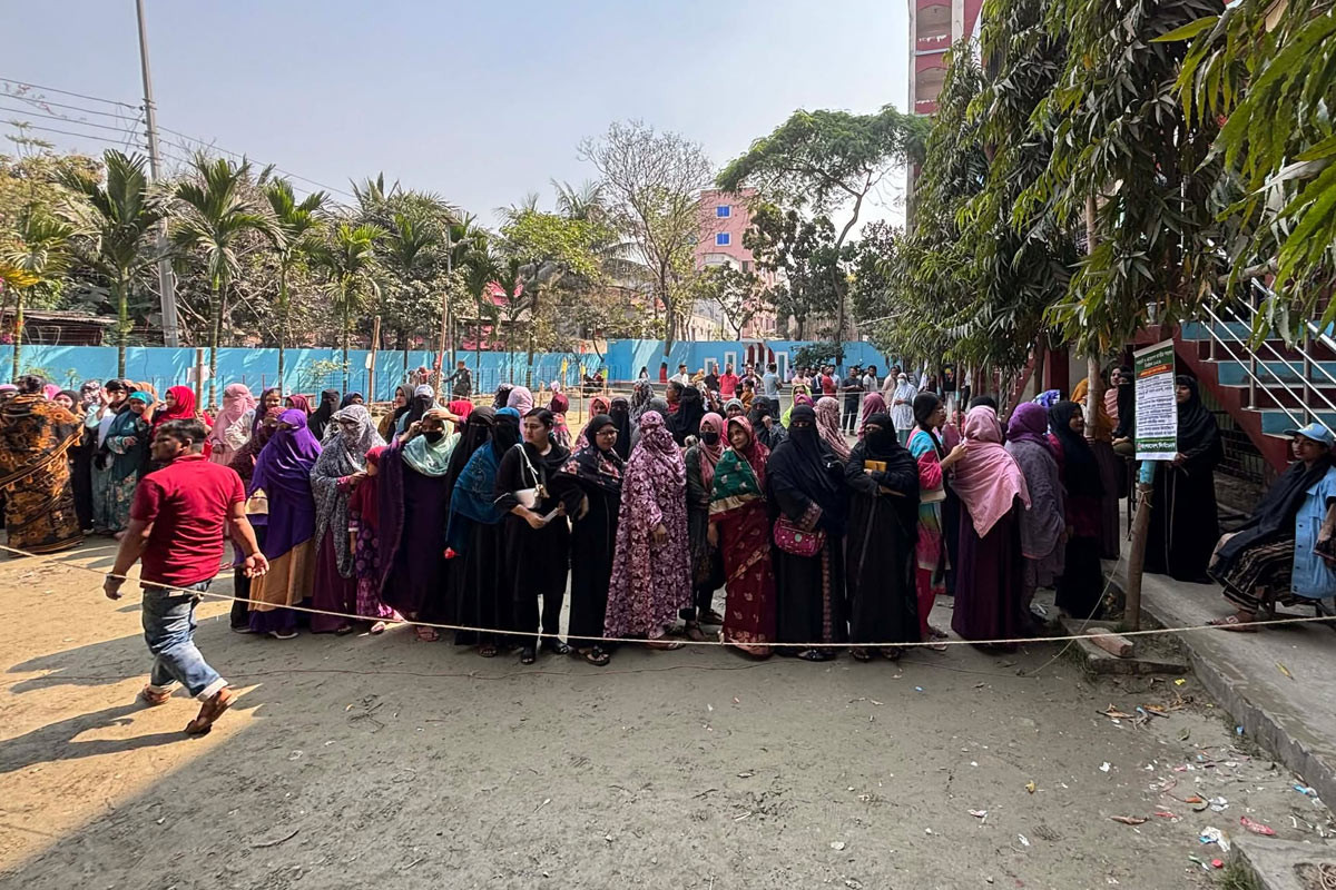 ঢাকা-৫ আসনের ২টি কেন্দ্রে ভোটারদের দীর্ঘ লাইন, ভোটগ্রহণে ধীরগতির অভিযোগ