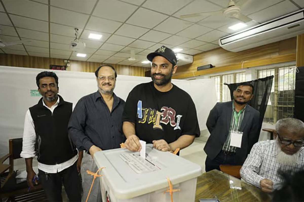 ভোট দিলেন তামিম ইকবাল