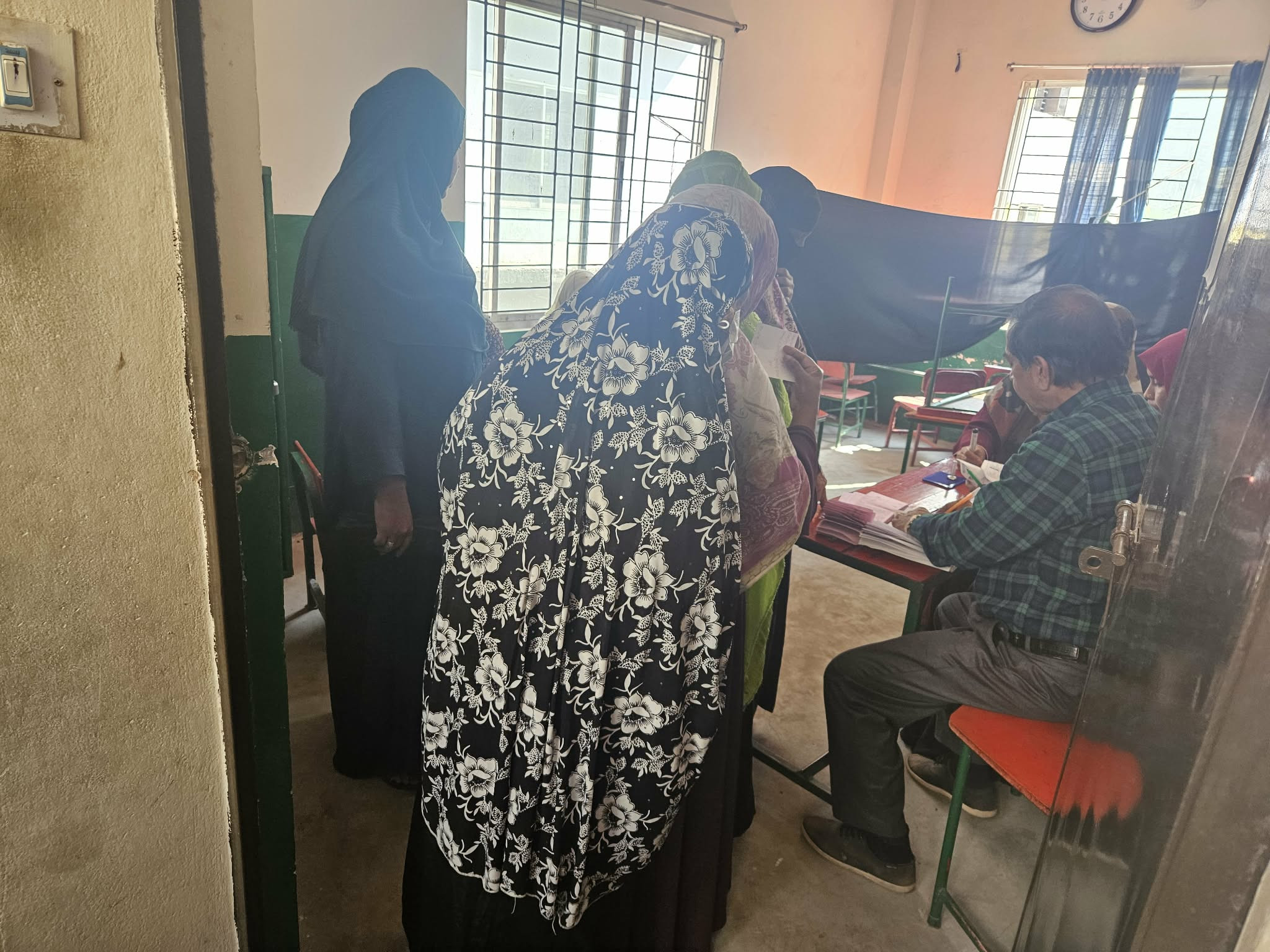 আজমপুরের একটি কেন্দ্রে ২১ শতাংশ ভোট পড়েছে