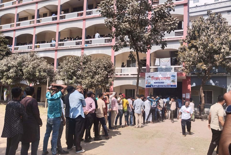 ঢাকা-১৭ : বনানীর টিএন্ডটি কেন্দ্রে তরুণ ভোটারদের ঢল