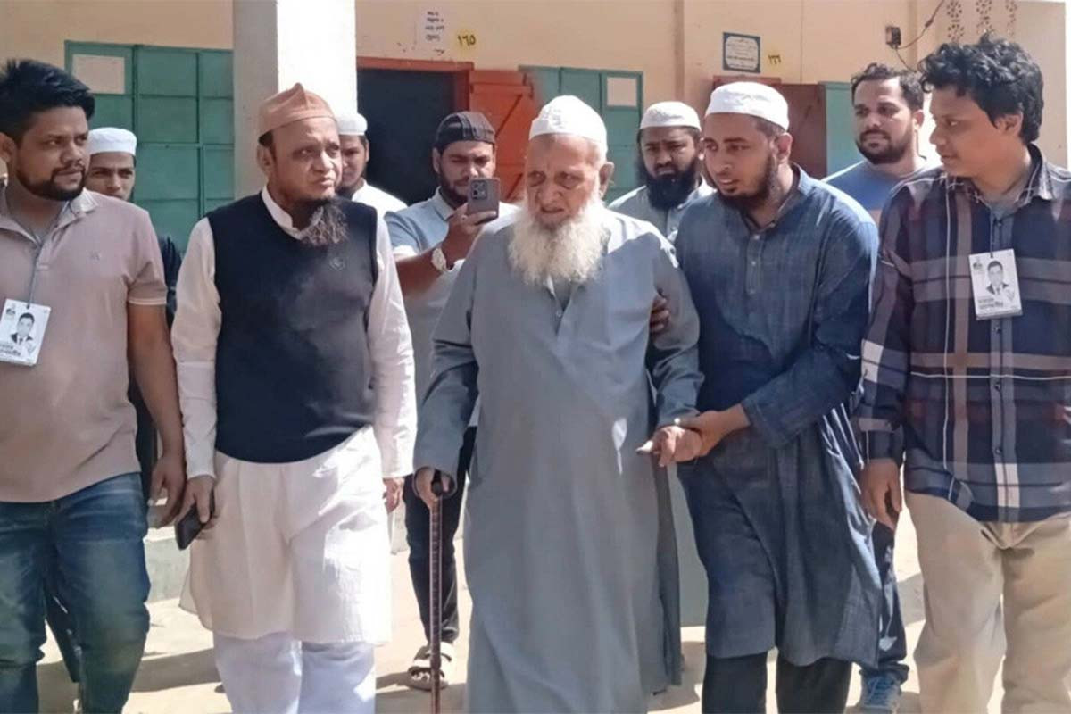 ভোট দিলেন হেফাজত আমির মুহিব্বুল্লাহ বাবুনগরী