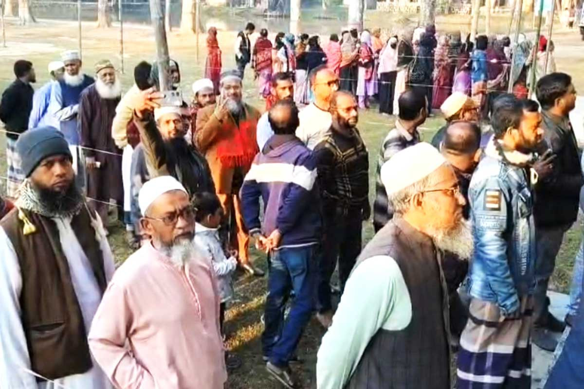 পটুয়াখালীতে উৎসবমুখর পরিবেশে চলছে ভোটগ্রহণ