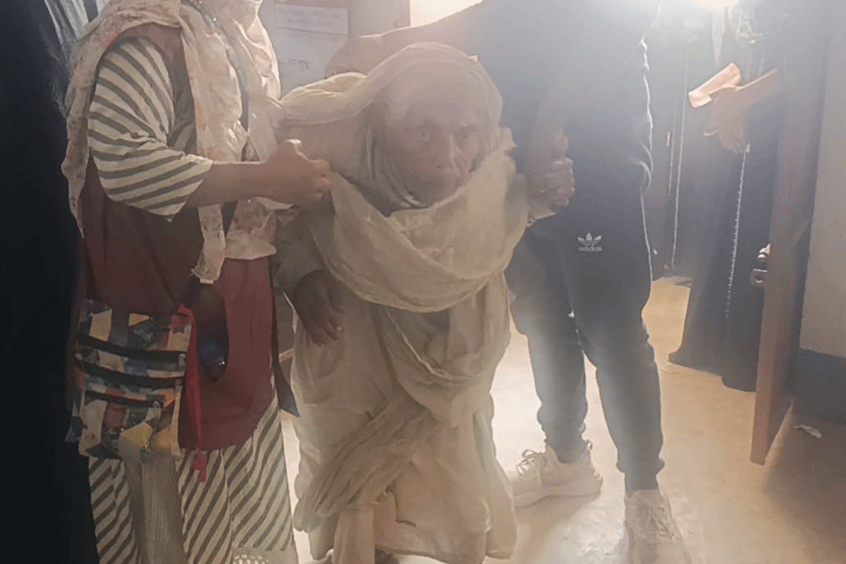 নাতির কোলে কেন্দ্রে ভোট দিতে এলেন শত বছরের জয়নব