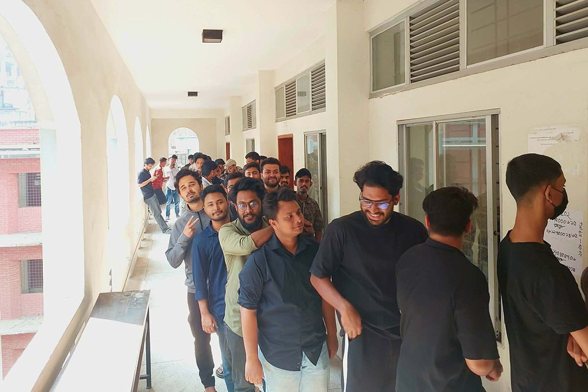 দীর্ঘ লাইনেও উচ্ছ্বাস তরুণদের