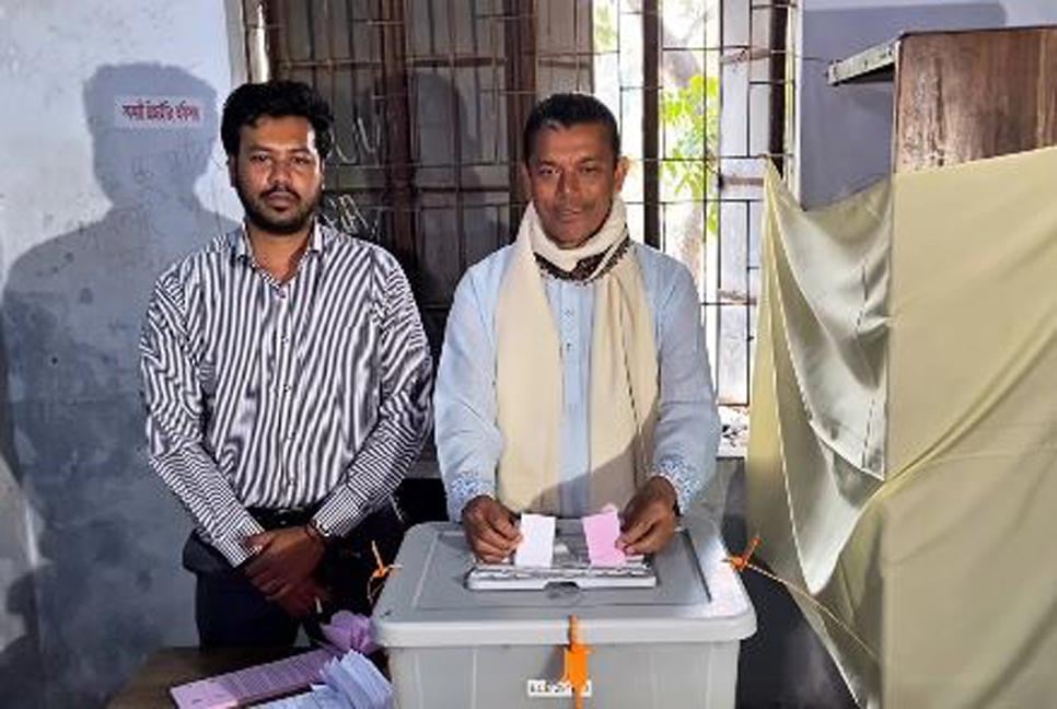 খুলনা-৩ আসন: ভোট দিলেন ধানের শীষের প্রার্থী বকুল, শান্তিপূর্ণ ভোটদানের আহ্বান