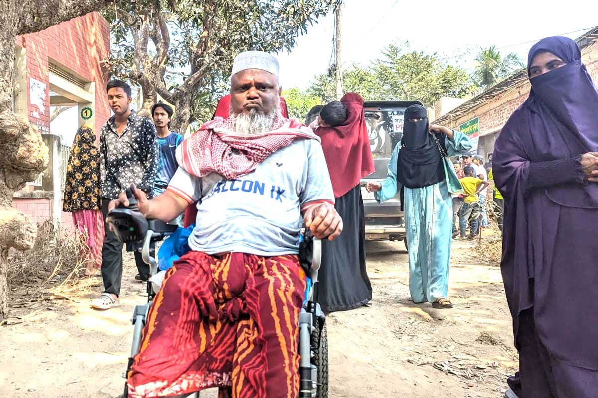 হুইলচেয়ারে বসে ১৭ বছর পর ভোট দিয়ে উচ্ছ্বসিত দ্বীন ইসলাম