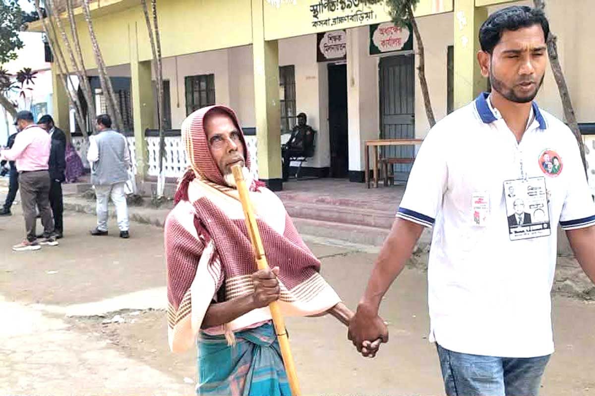 জন্মান্ধ হয়েও ভোটকেন্দ্রে ৮০ বছরের শাহজাহান, ভোটাধিকার প্রয়োগে উচ্ছ্বাস