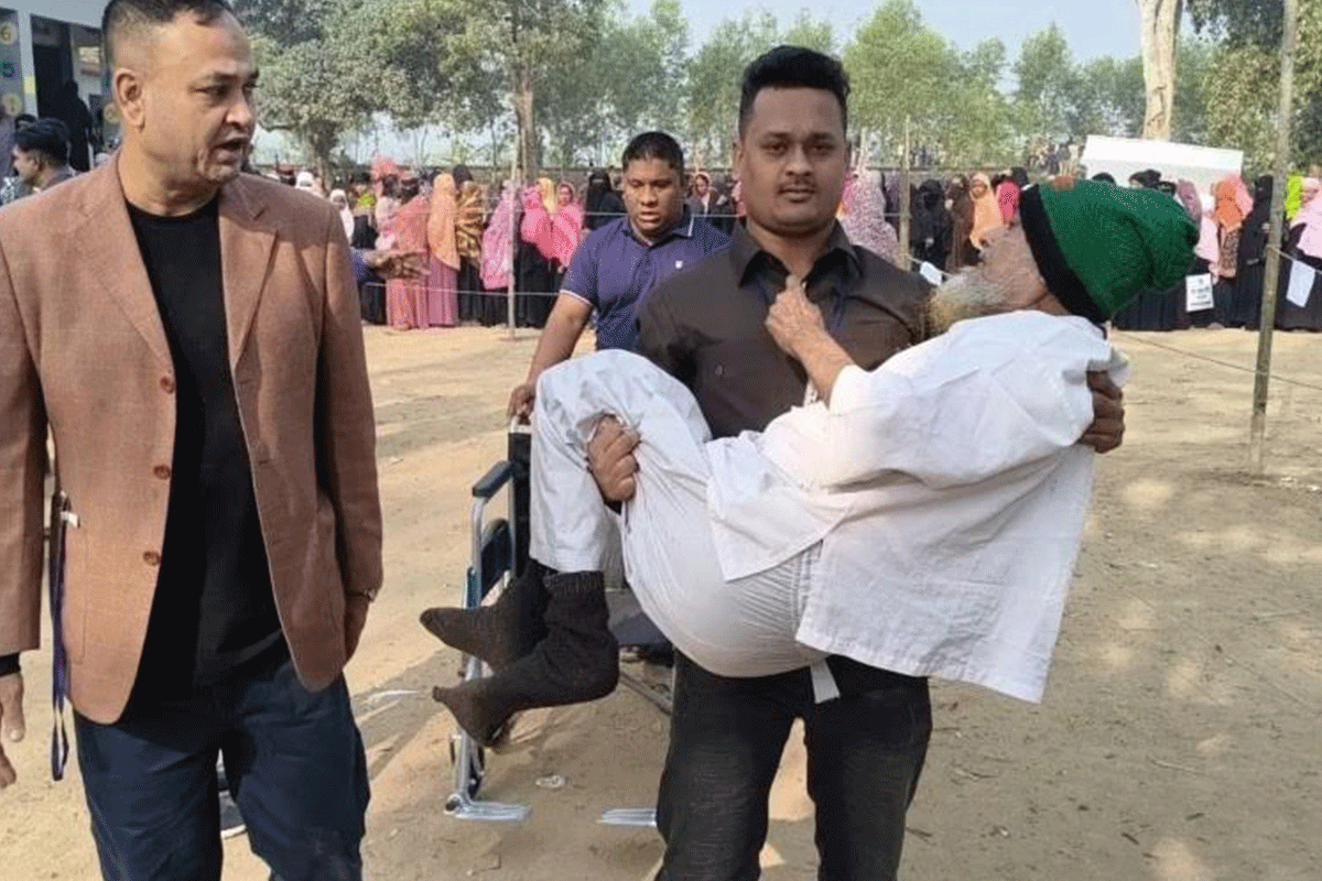 কোলে চড়ে ভোট দিলেন বয়োবৃদ্ধ শাহজাহান মোল্লা