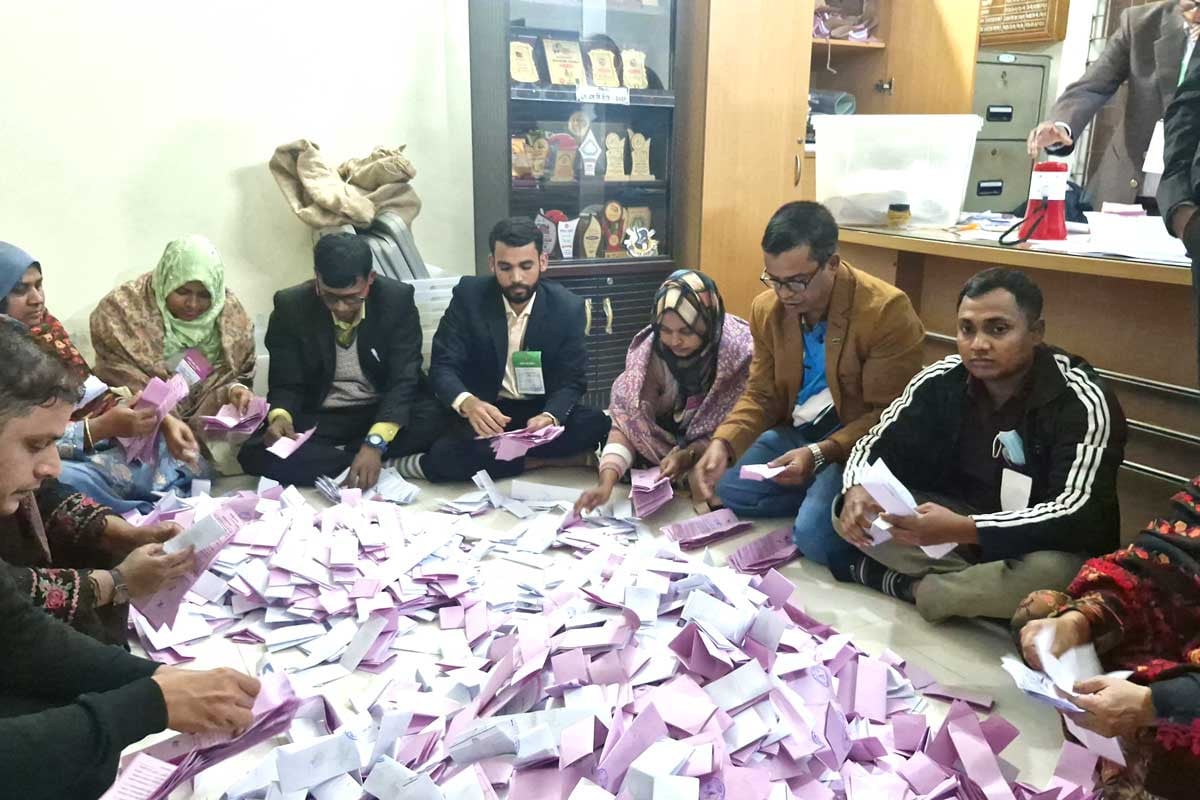 চাঁপাইনবাবগঞ্জে শান্তিপূর্ণ ভোটগ্রহণ শেষে চলছে গণনা