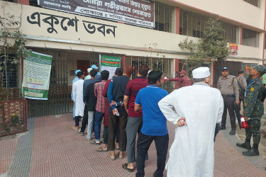 দনিয়া কলেজ কেন্দ্রে সকাল থেকেই ভোটারদের লাইন