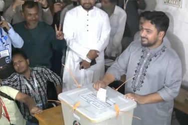 ভোট দিলেন নাহিদ ইসলাম