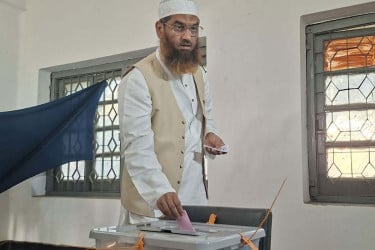 মোহাম্মদপুরে ভোট দিলেন মামুনুল হক