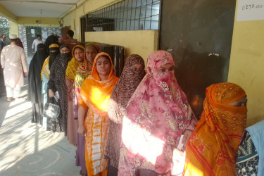 মাতুয়াইল হাজী আব্দুল লতিফ ভূঁইয়া কলেজ কেন্দ্রে দেরিতে ভোটগ্রহণ শুরুর অভিযোগ