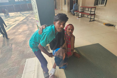অন্যের কাঁধে ভর করে ভোট দিলেন ষাটোর্ধ্ব প্রতিবন্ধী কাদির মিয়া