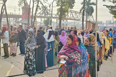 সিলেটে ভোট দিতে নারীদের দীর্ঘ লাইন