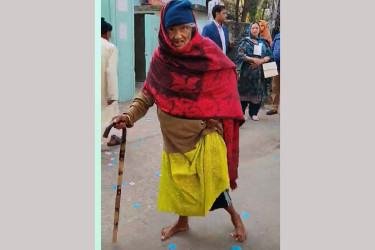 সিলেটে লাঠি ভর দিয়ে ভোট দিলেন বৃদ্ধা আশেদা