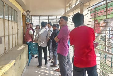 ঢাকা-৭ আসন : উৎসবমুখর পরিবেশে ১৬৪ কেন্দ্রে একযোগে ভোটগ্রহণ