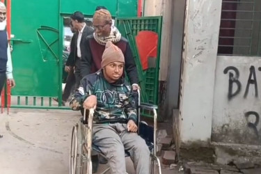 প্রথমবারের মতো ভোট দিলেন শারীরিক প্রতিবন্ধী তৌকির