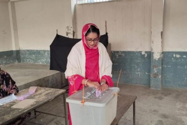 ঢাকা-৩ আসন : ভোট দিলেন নিপুণ রায়, নিরপেক্ষ দায়িত্ব পালনের আহ্বান