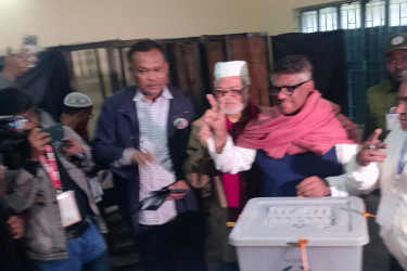 ভোট দিলেন বিএনপি প্রার্থী দুলু